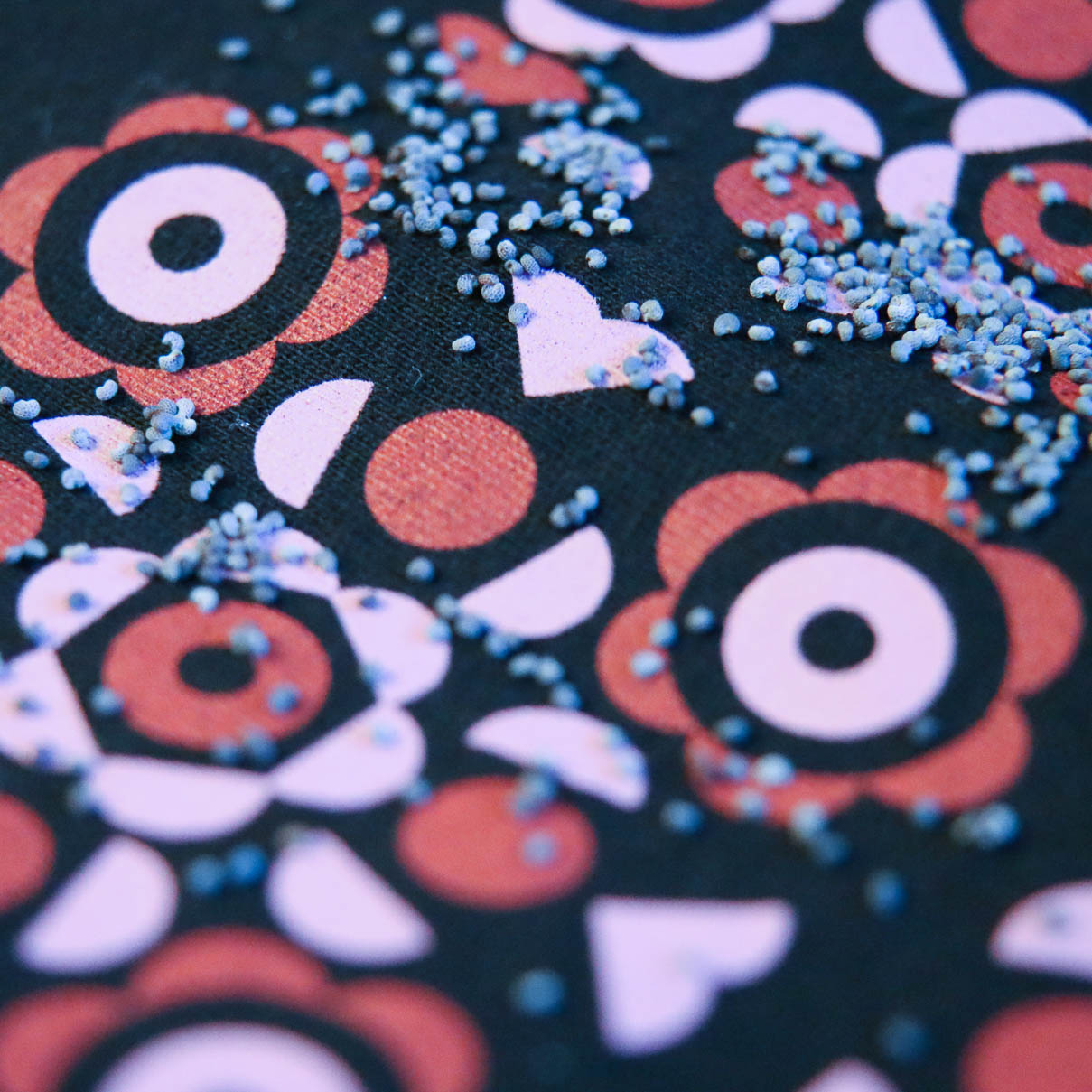 damske bavlnene tricko cierne s kratkym rukavom s ludovym vzorom podpolanie damske bavlnene tricko cierne s kratkym rukavom s ludovym vzorom podpolanie