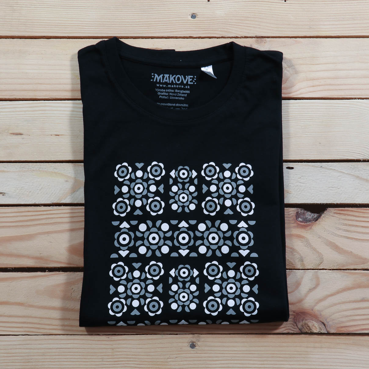 panske bavlnene tricko cierne s kratkym rukavom s ludovym vzorom podpolanie