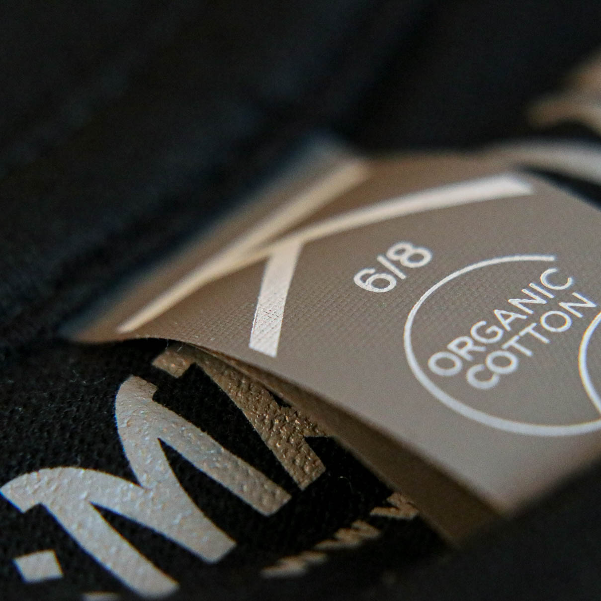 detske bavlnene tricko cierne s ludovym vzorom novohrad