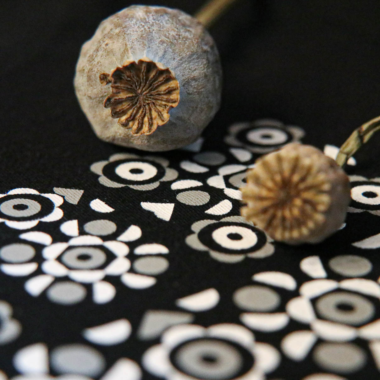 detske bavlnene tricko cierne s ludovym vzorom podpolanie detske bavlnene tricko cierne s ludovym vzorom podpolanie