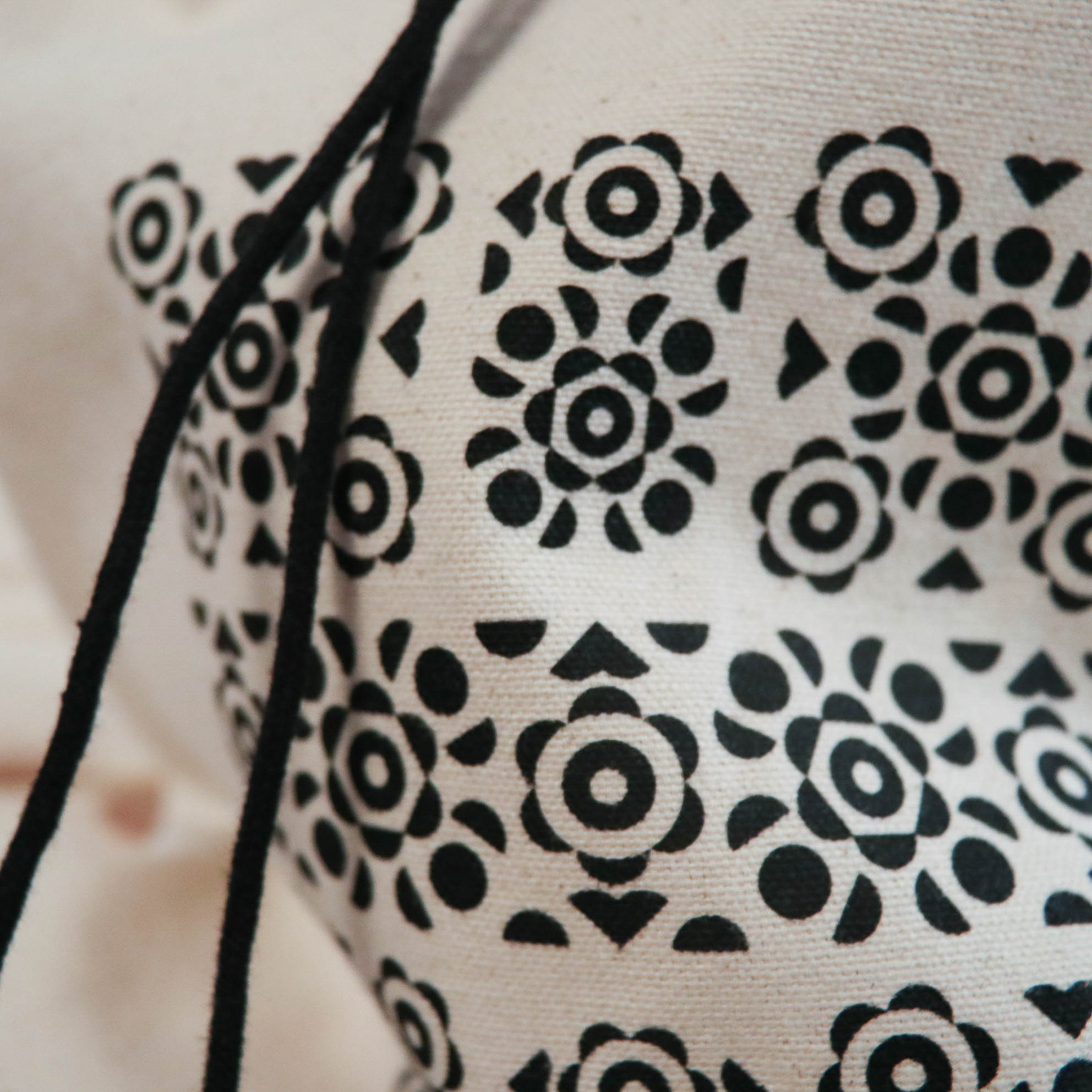 bavlneny prirodny ruksak na snurky s ludovym vzorom