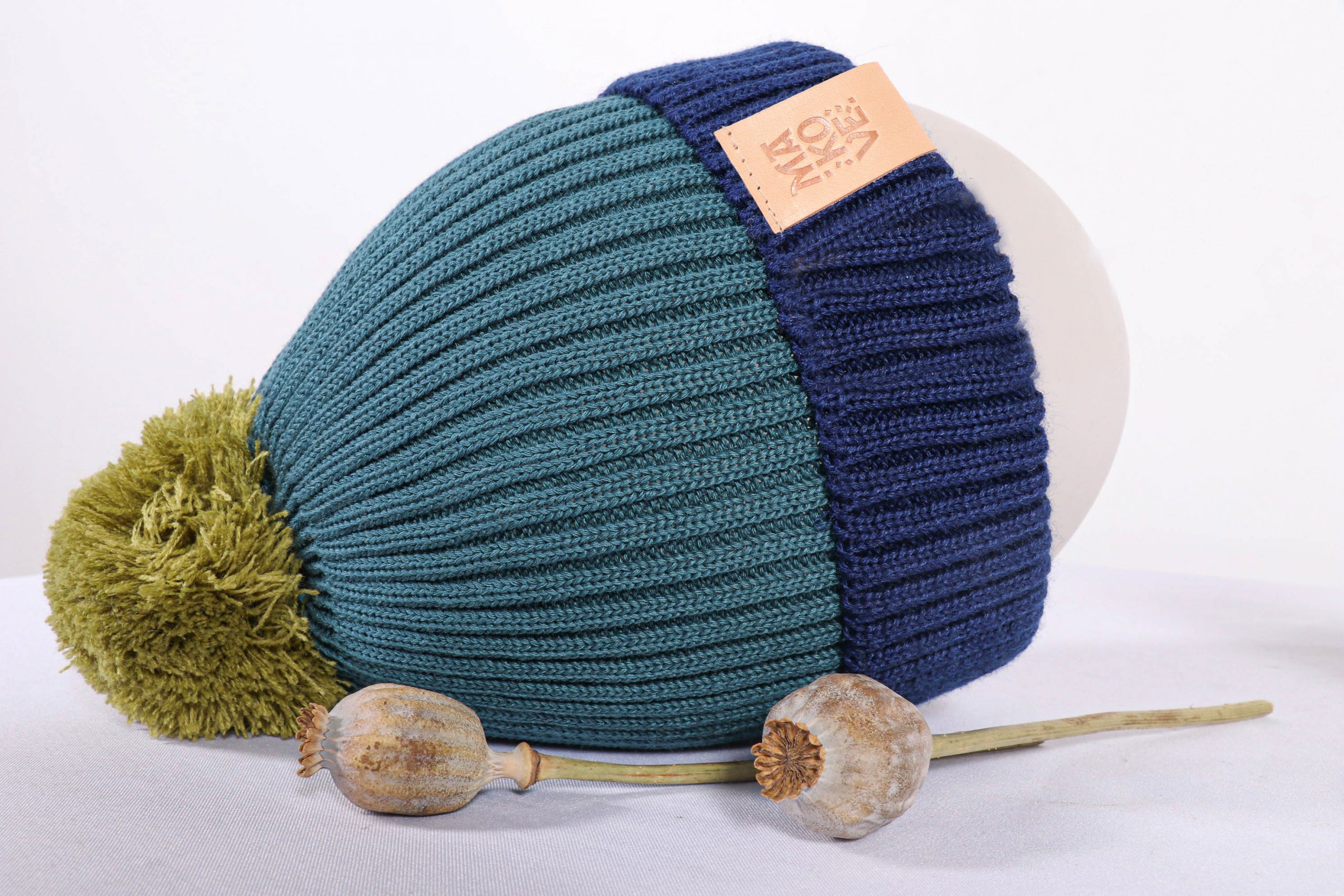 pletena zimna ciapka s brmbolcom pletena zimna ciapka s brmbolcom