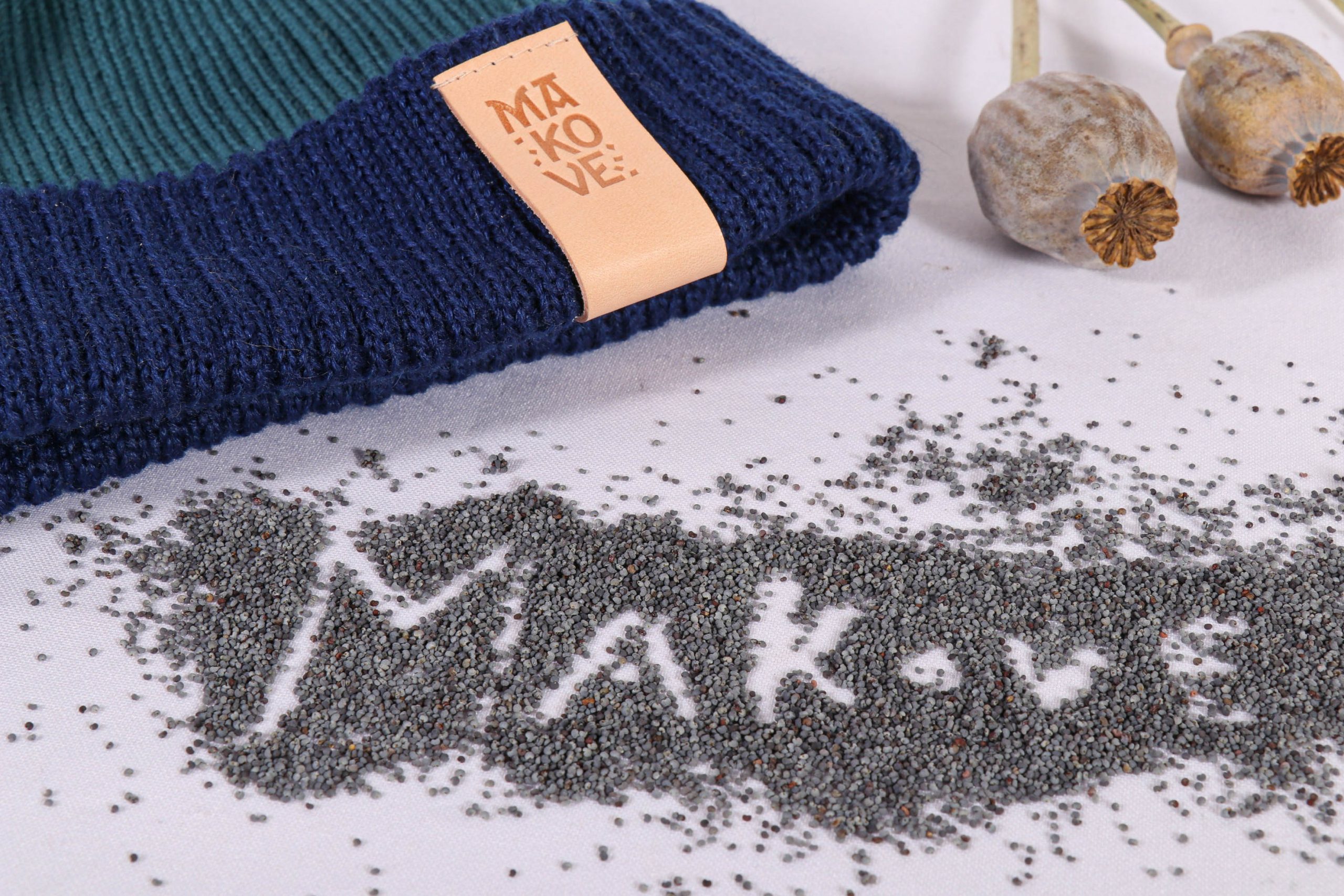 modro zelena pletena zimna ciapka s brmbolcom modro zelena pletena zimna ciapka s brmbolcom