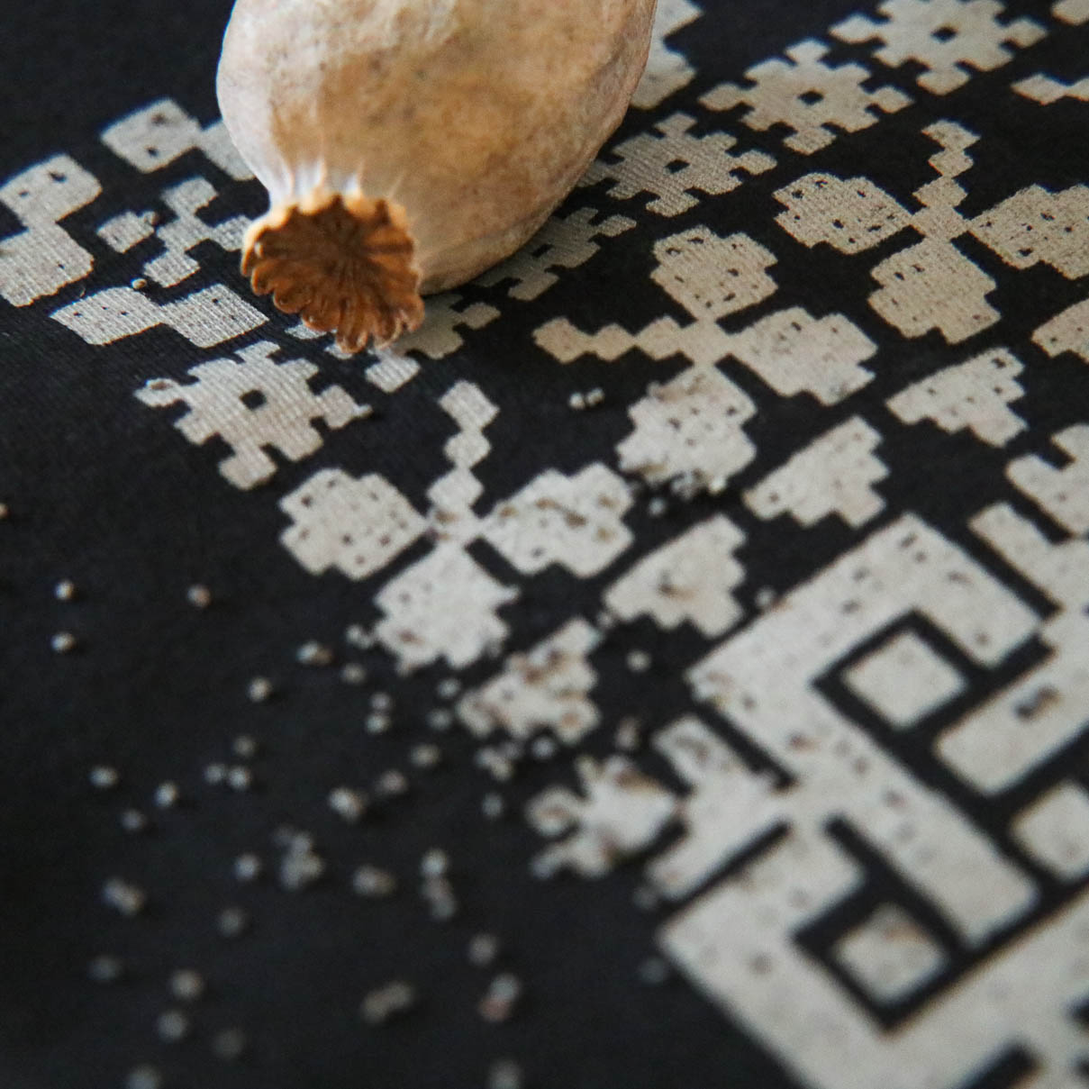 cierne tielko s folklornym motivom cierne tielko s folklornym motivom