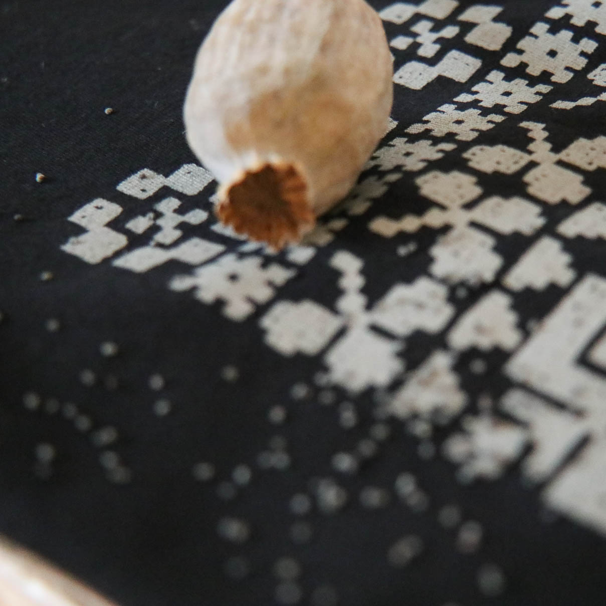 cierne tielko s ludovym motivom cierne tielko s ludovym motivom