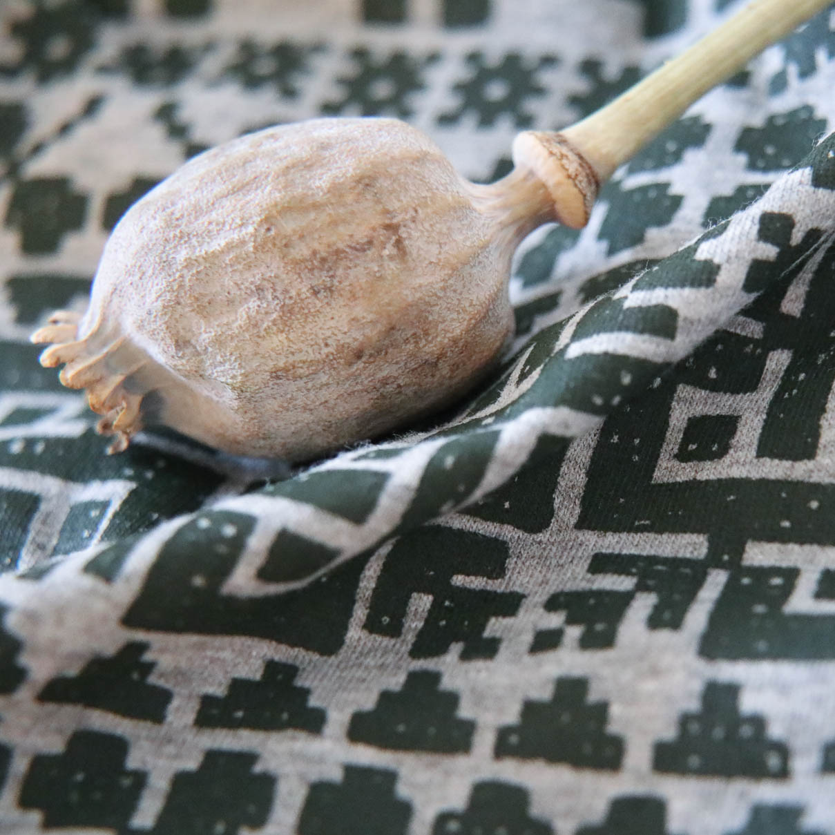 panske tielko sede s folklornym vzorom panske tielko sede s folklornym vzorom