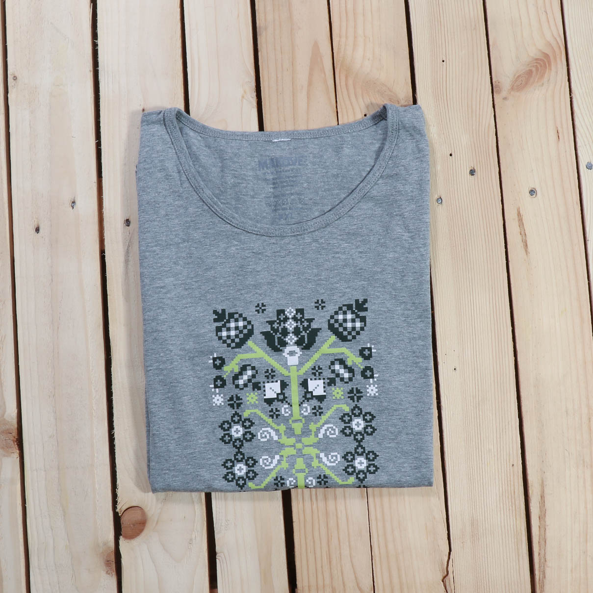 panske tielko sede s folklornym vzorom panske tielko sede s folklornym vzorom